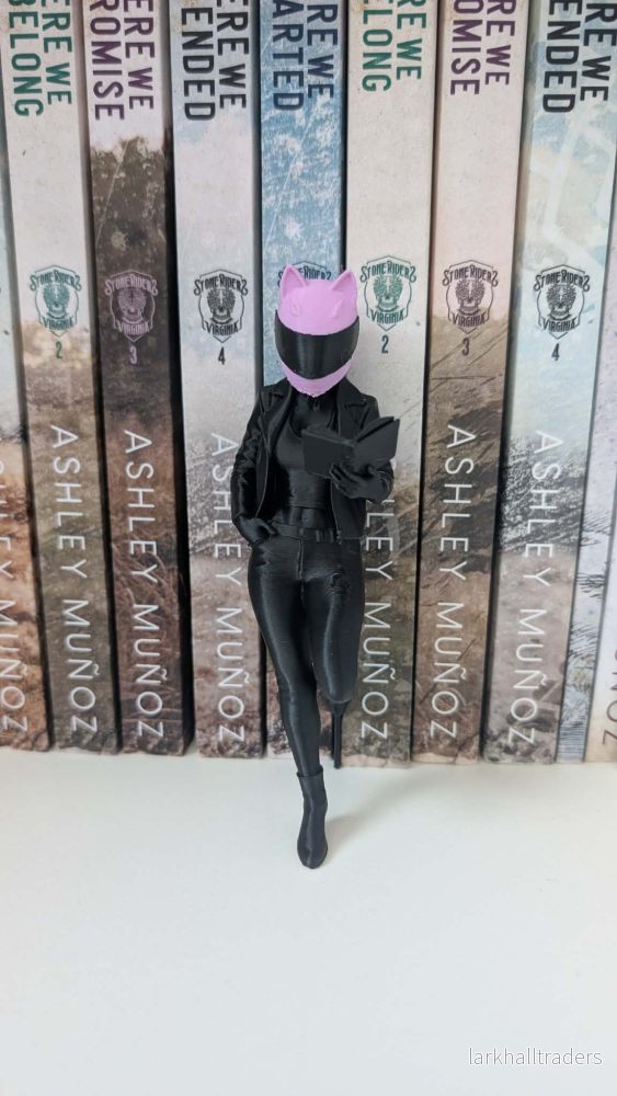 Hyllfigur – Reading Biker Girl Medium Hyllfigur – Reading Biker Girl Medium