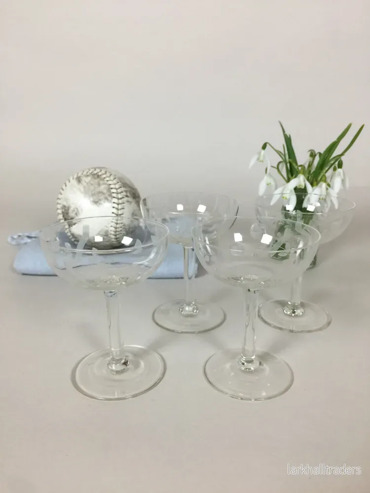 Vackra glas (fyra stycken säljs tillsammans)