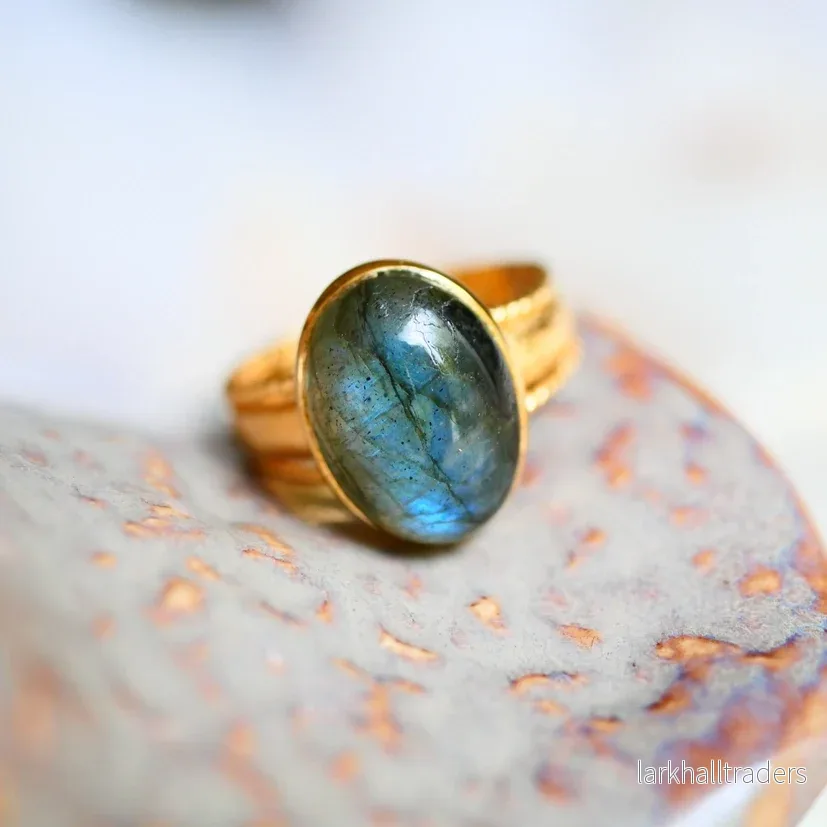 Justerbar ring med oval labradorit Justerbar ring med oval labradorit