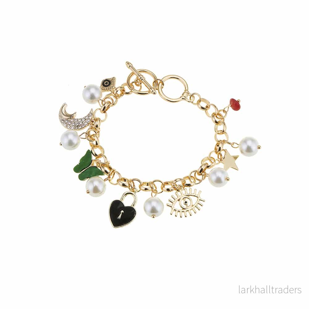 Armband med många olika berlocker och stora pärlor