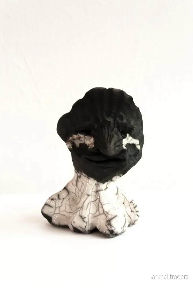 Handgjord raku skulptur: Uncanny Granny