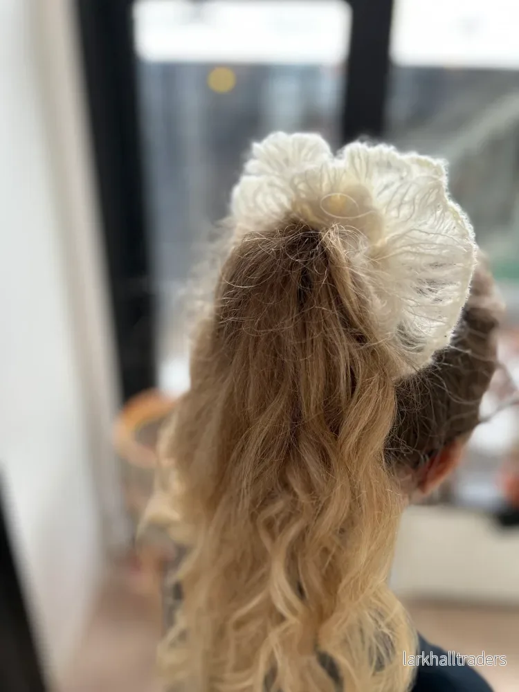 ”Sun” Virkad scrunchie - Vit - Bild 2