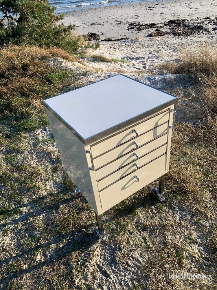 Tandläkarbord med lådor och hjul - Bild 3