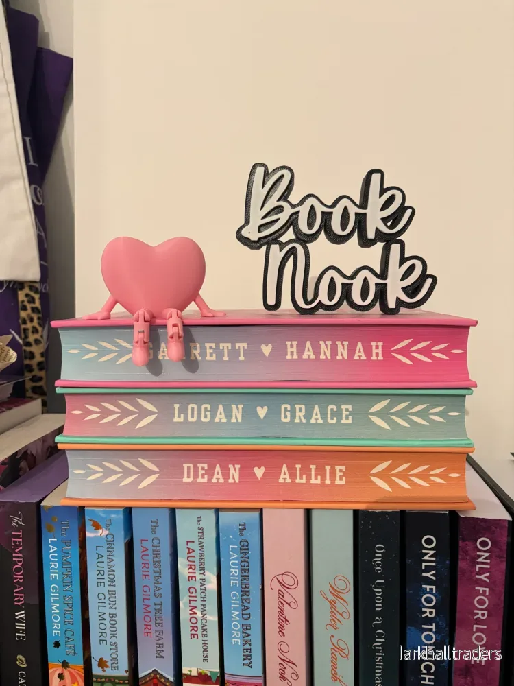 Skylt – Book Nook Kursiv
