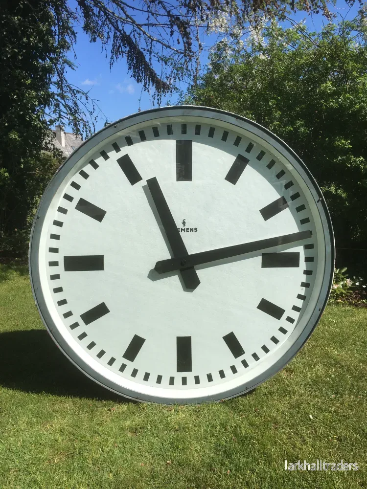 Väldigt stor fabriksklocka för dig som älskar unika saker Väldigt stor fabriksklocka för dig som älskar unika saker