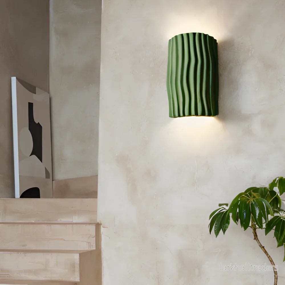 HuePleat – Kurvig Plisserad Vägglampa i Resin med Upp- och Nedåtriktad LED-belysning - Bild 2