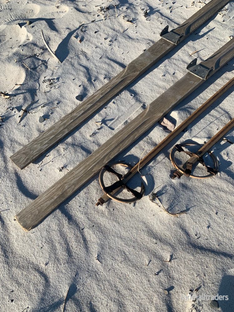 Gamla och dekorativa skidor med stavar - Bild 3
