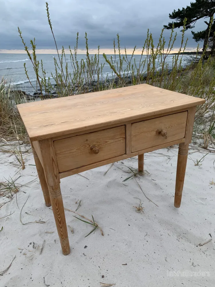 Gammelt bord med to tappede skuffer Gammelt bord med to tappede skuffer