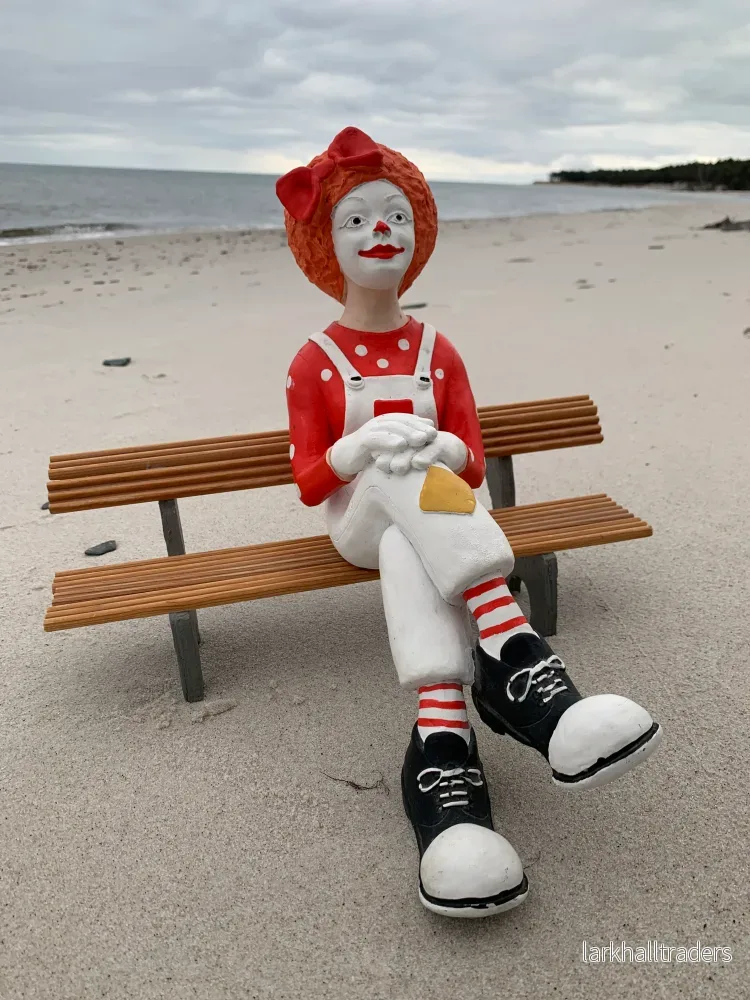 Clown på bänk