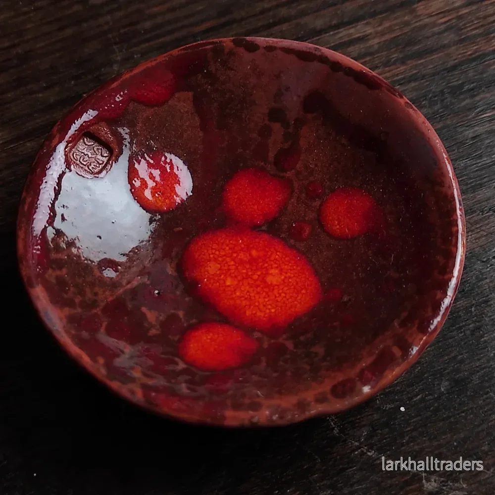 Handgjord Tre-fotad Keramiktallrik - Red Drip - Bild 3
