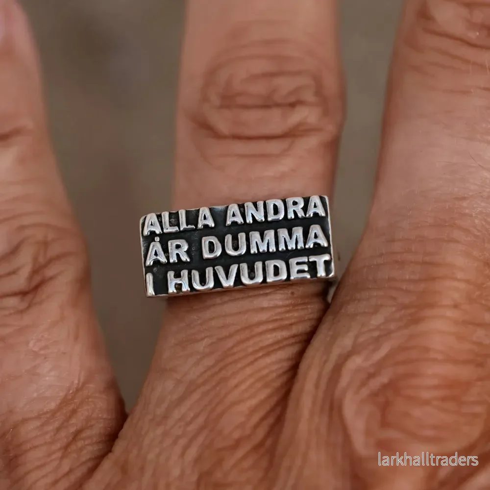 Alla Andra Är Dumma I Huvudet – Silverring Alla Andra Är Dumma I Huvudet – Silverring