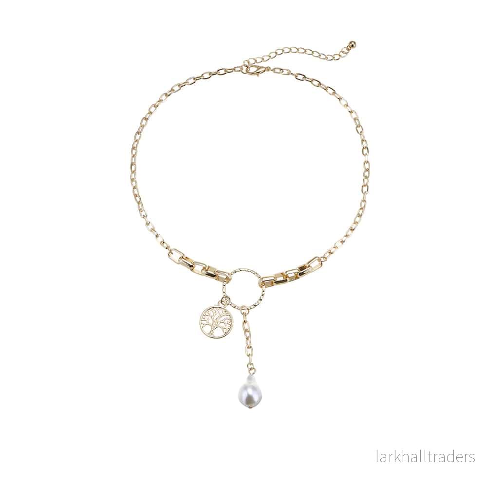 Halsband i guldfärg, pärlor och mynt som hänge