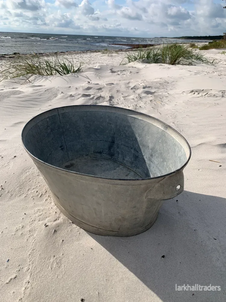 Vacker gammal zinkbalja med fina detaljer