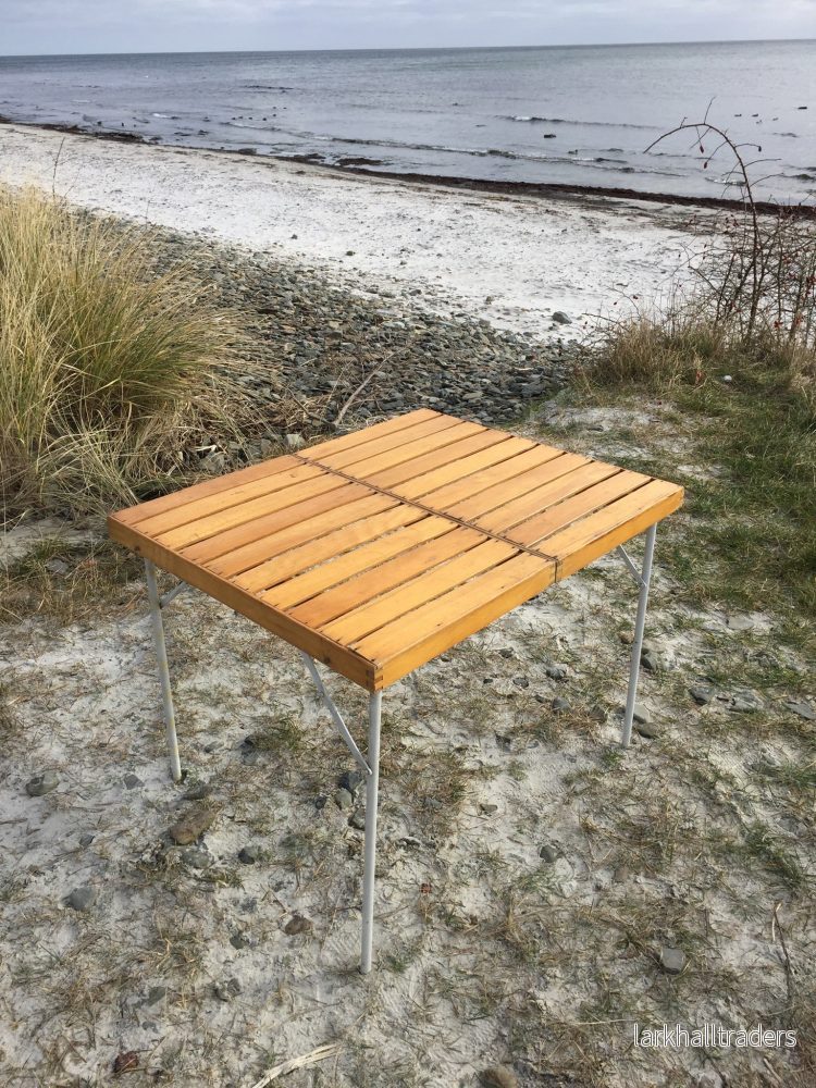 Snyggt fällbord i trä och metall - Bild 3