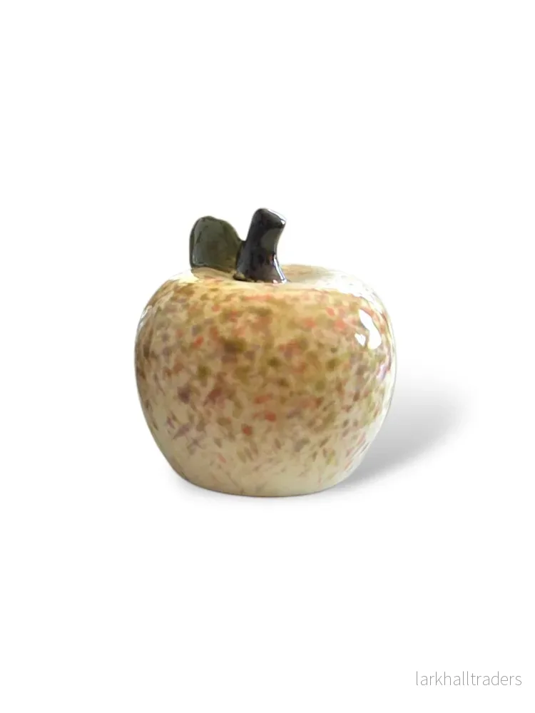 Dekorativt äpple – röd/cremefärgat melerad finish Dekorativt äpple – röd/cremefärgat melerad finish