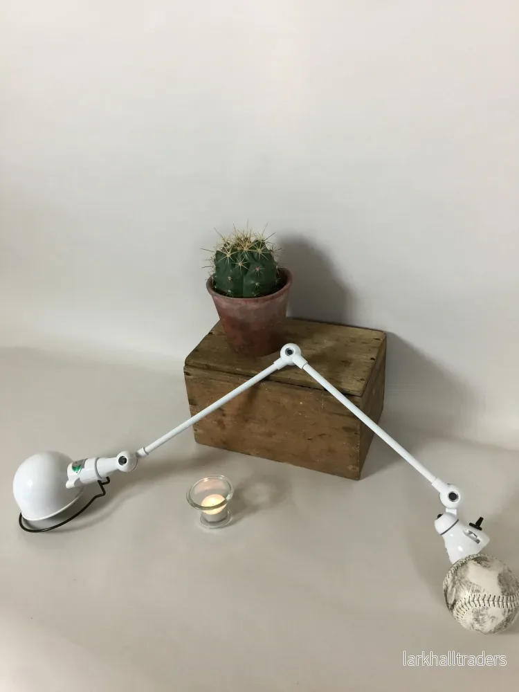 Fin liten Jieldé lampa i vitt med strömbrytare