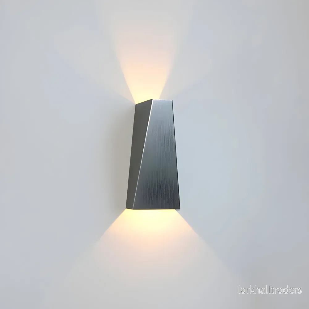 AlumiRay – Trapetsformad Vägglampa i Aluminium | Minimalistisk LED Väggbelysning med Upp & Ner Ljus AlumiRay – Trapetsformad Vägglampa i Aluminium | Minimalistisk LED Väggbelysning med Upp & Ner Ljus