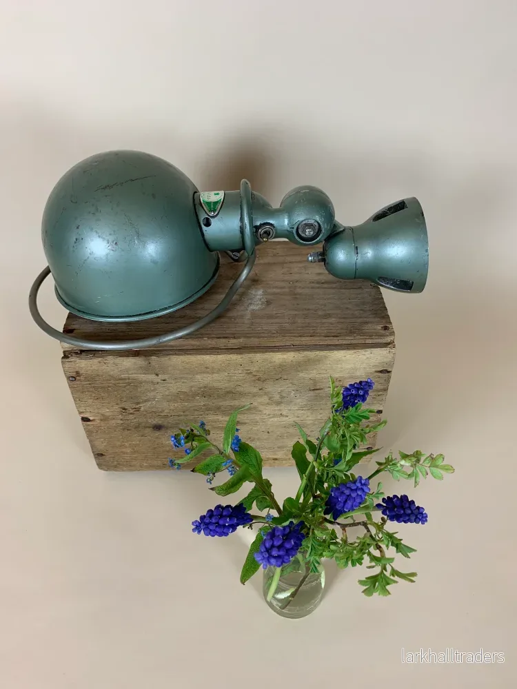 Grön Jieldé vägglampa med mycket patina