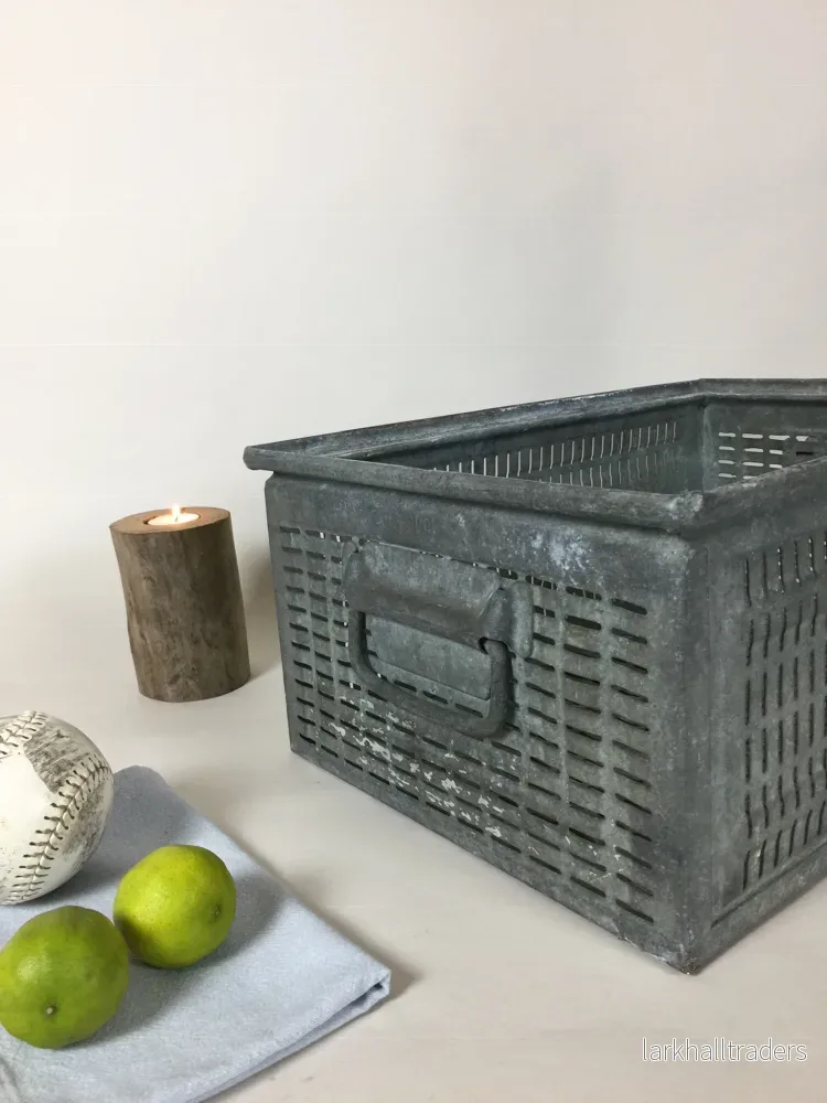 Vacker och rå metalllåda från kranfabrik. - Bild 3
