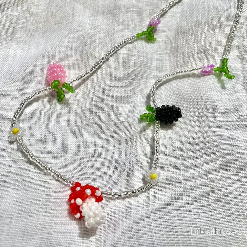 Silvrigt Pärlhalsband – Svamp, Bär & Prästkragar Silvrigt Pärlhalsband – Svamp, Bär & Prästkragar