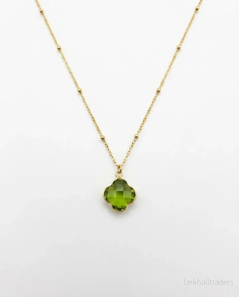 Halsband med peridot – klöverhänge i rostfritt stål Halsband med peridot – klöverhänge i rostfritt stål