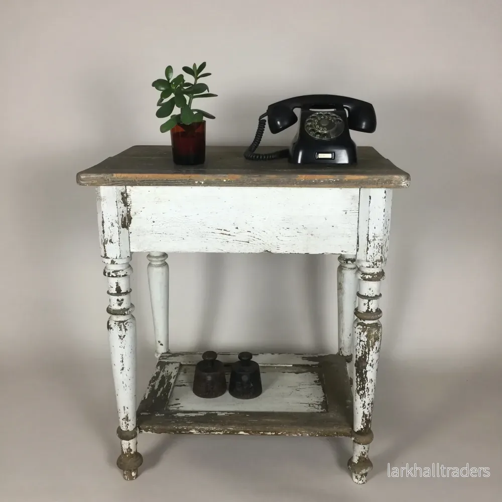 Litet bord med mycket patina