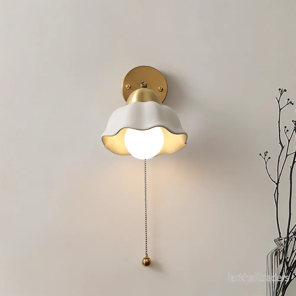 FleurLume – Vägglampa i Vit och Guld med Klassisk Fransk Blomdesign för Sovrum - Bild 3