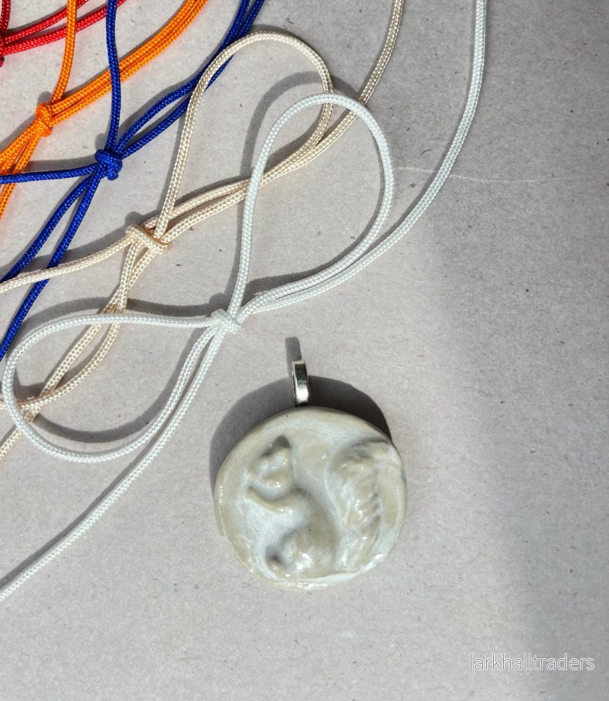 White Squirrel, en handgjord keramisk berlock och halsband - Bild 2