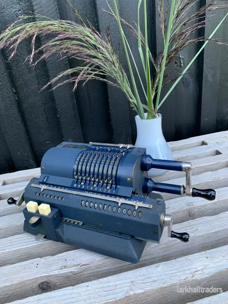 Vacker gammal mekanisk kalkylator