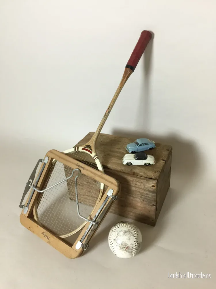 Gammalt och dekorativt badmintonracket med ram
