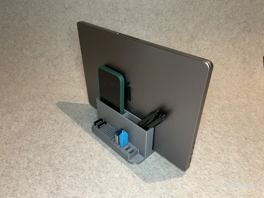 Ställ för laptop / MacBook med kabelfäck och USB-hållare Ställ för laptop / MacBook med kabelfäck och USB-hållare