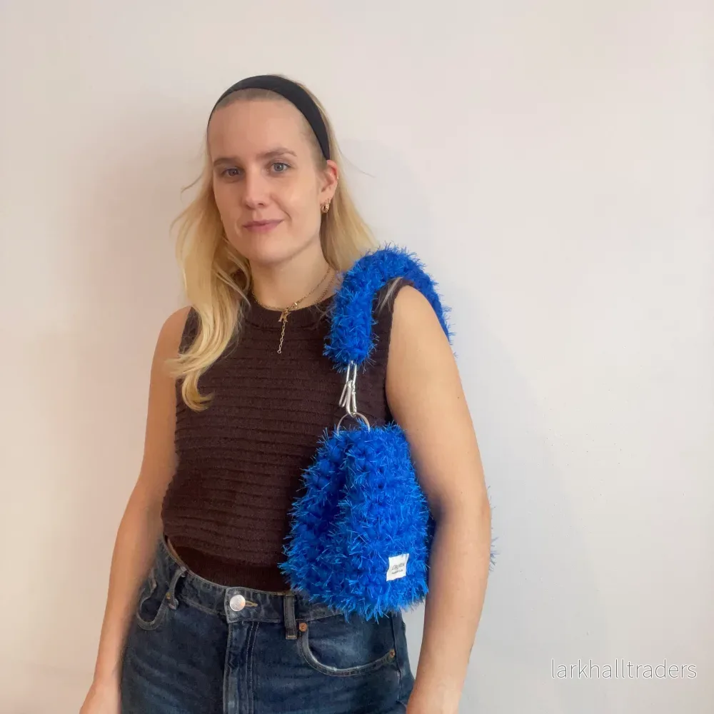 Fluffig elektrisk blå JOE virkad väska - Bild 2