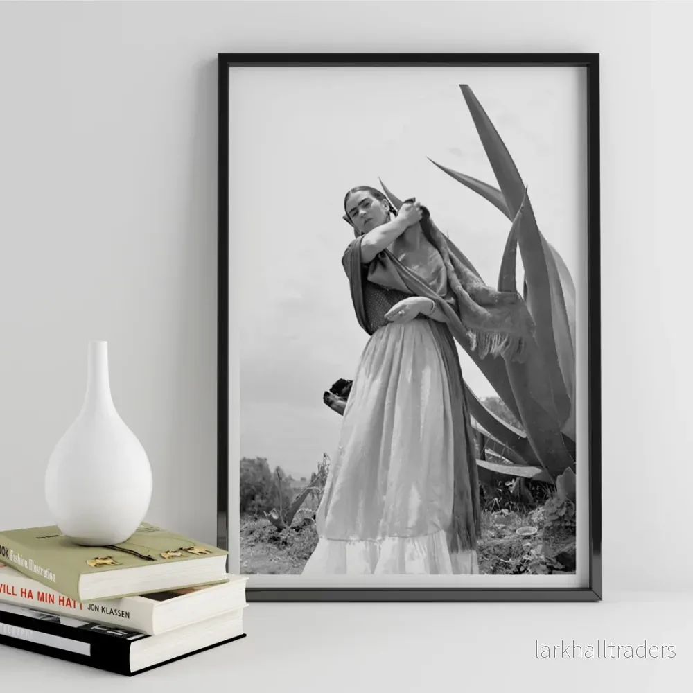 Frida Kahlo stående vid en agave Poster