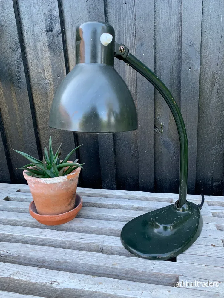 Gammal vintage lampa - mörkgrön