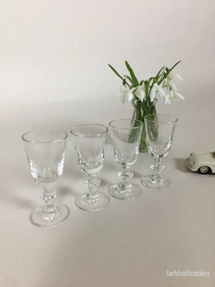 Små vackra glas (4 st säljs tillsammans)