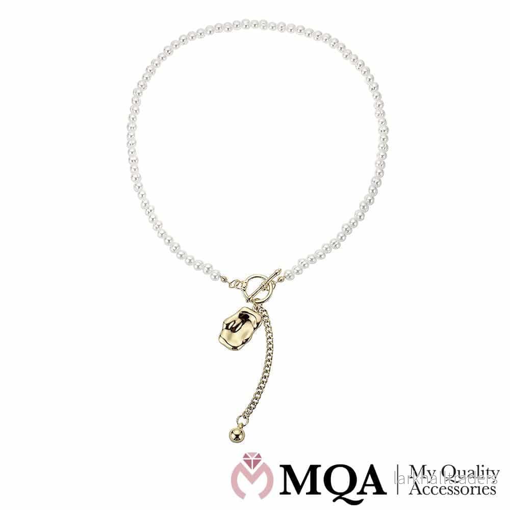 Halsband guldfärgat, pärlor, boll och hänge, justerbart Halsband guldfärgat, pärlor, boll och hänge, justerbart