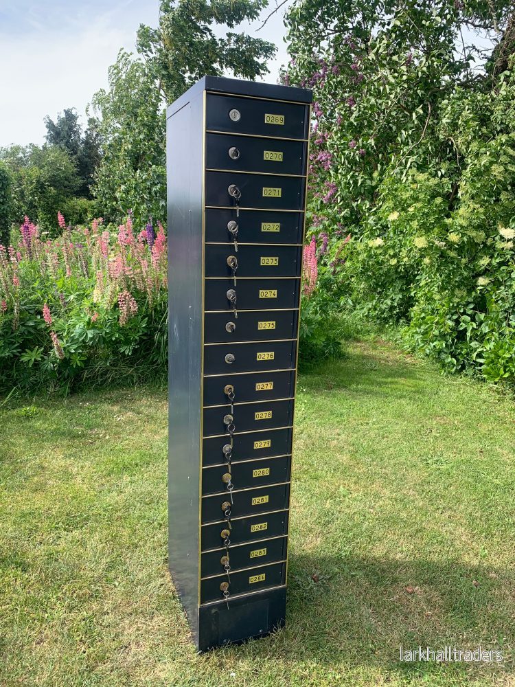 Bankskåp med dörrar Bankskåp med dörrar