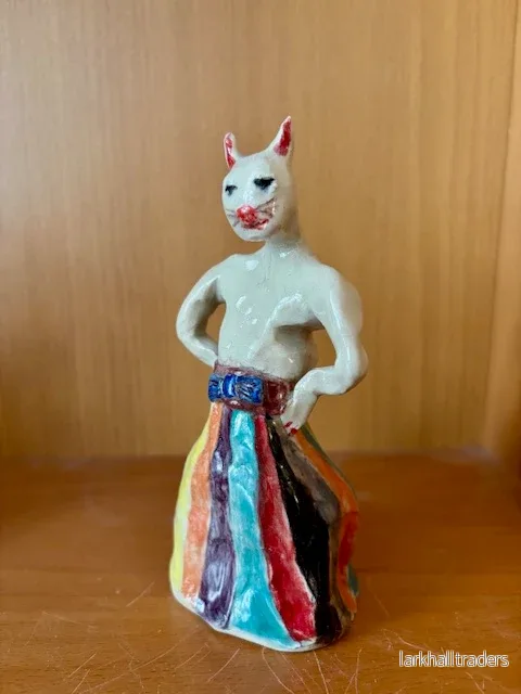 Cat in skirt 3 ”Don´t wanna dance” Skulptur Cat in skirt 3 ”Don´t wanna dance” Skulptur