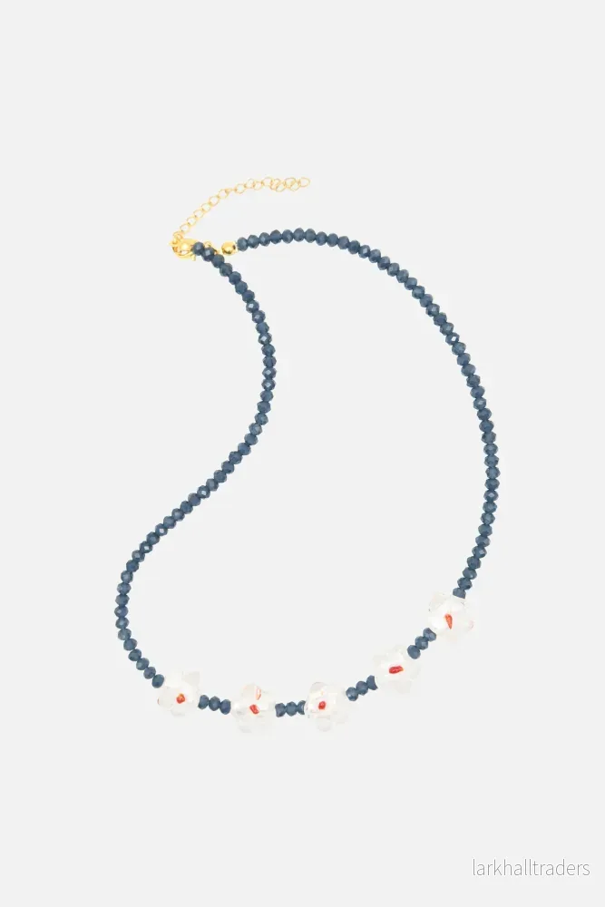 5 Vita Blommor & Mörkblå Pärlor Halsband 5 Vita Blommor & Mörkblå Pärlor Halsband
