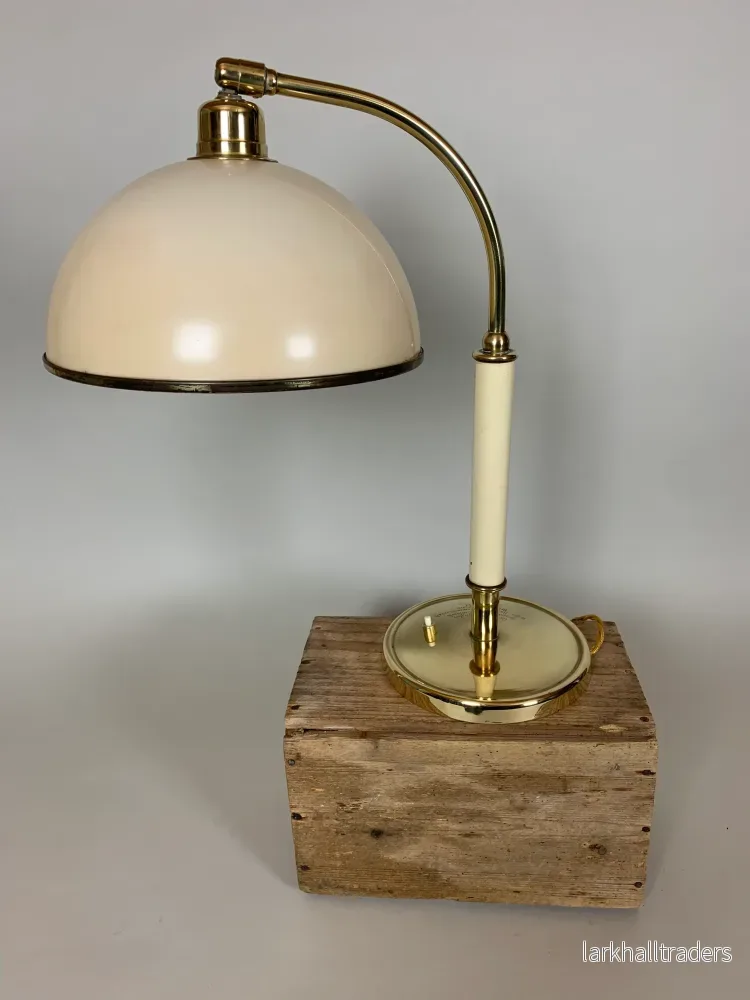 Vintage lampa med bakelitskärm Vintage lampa med bakelitskärm