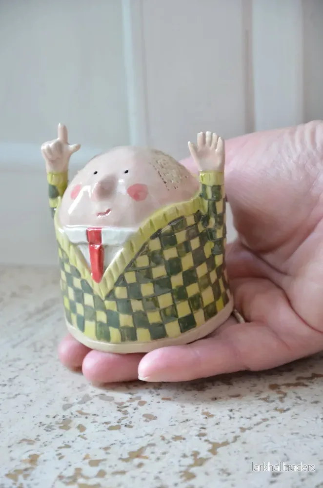 Keramisk figur – Introvert Ivar - Handgjord karaktär