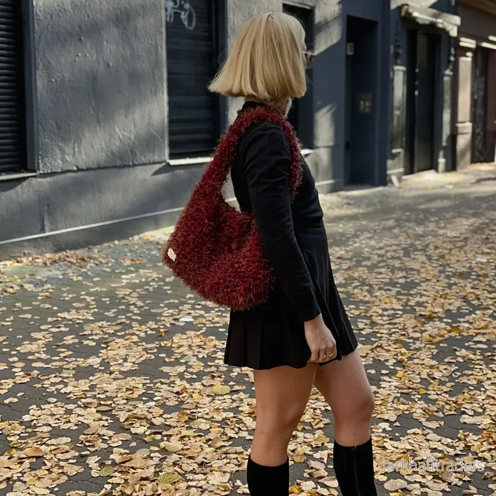 Fluffig burgundy LIINA virkad väska - Bild 3