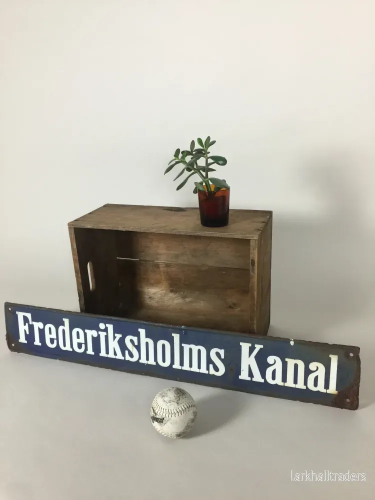 Vägskylt med själ och historia Vägskylt med själ och historia