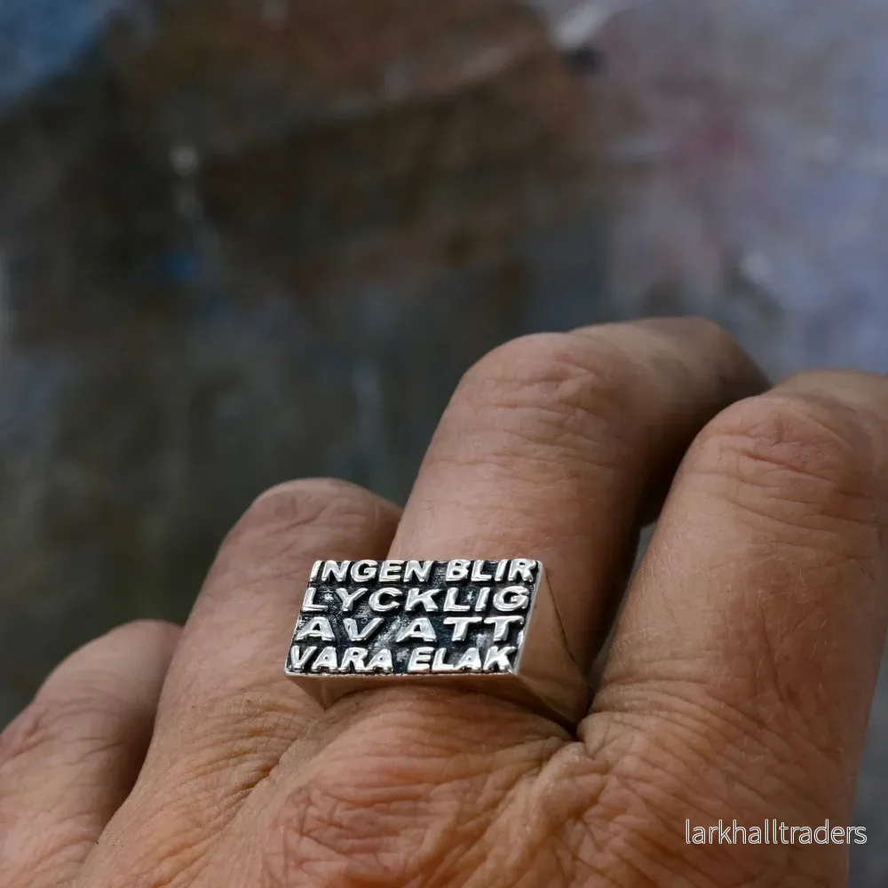 INGEN BLIR LYCKLIG AV ATT VARA ELAK – Silverring INGEN BLIR LYCKLIG AV ATT VARA ELAK – Silverring