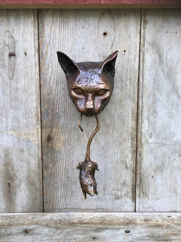 Dekorativ dörrkläpp med kattmotiv i bronslook Dekorativ dörrkläpp med kattmotiv i bronslook