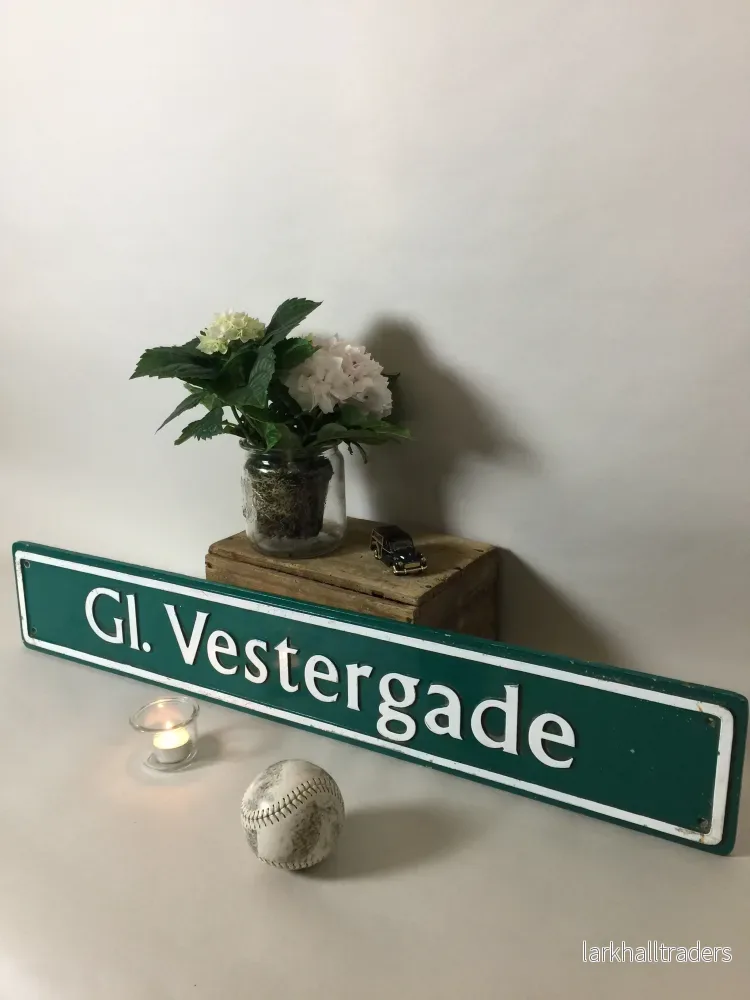 Slingrar sig nerför Vestergade – Fin grön vägskylt Slingrar sig nerför Vestergade – Fin grön vägskylt