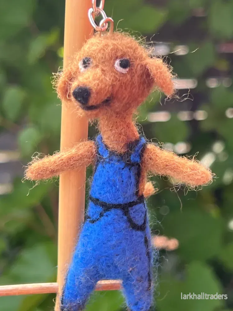 Nyckelring Brun hund i blå outfit Nyckelring Brun hund i blå outfit