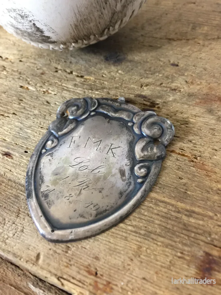 Rolig skylt - rocksköld med 100 år på ryggen