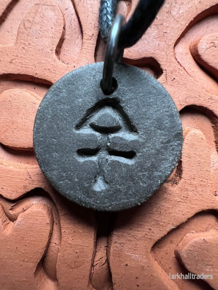 Handgjord Alkemisk Symbol Hänge Halsband i Svart Stengods - Bild 2