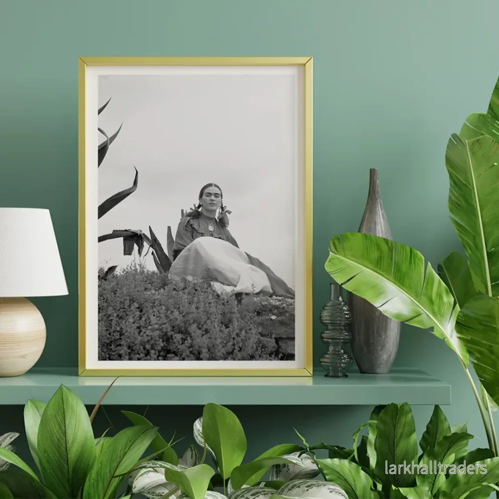 Frida Kahlo sittande intill en agave Poster